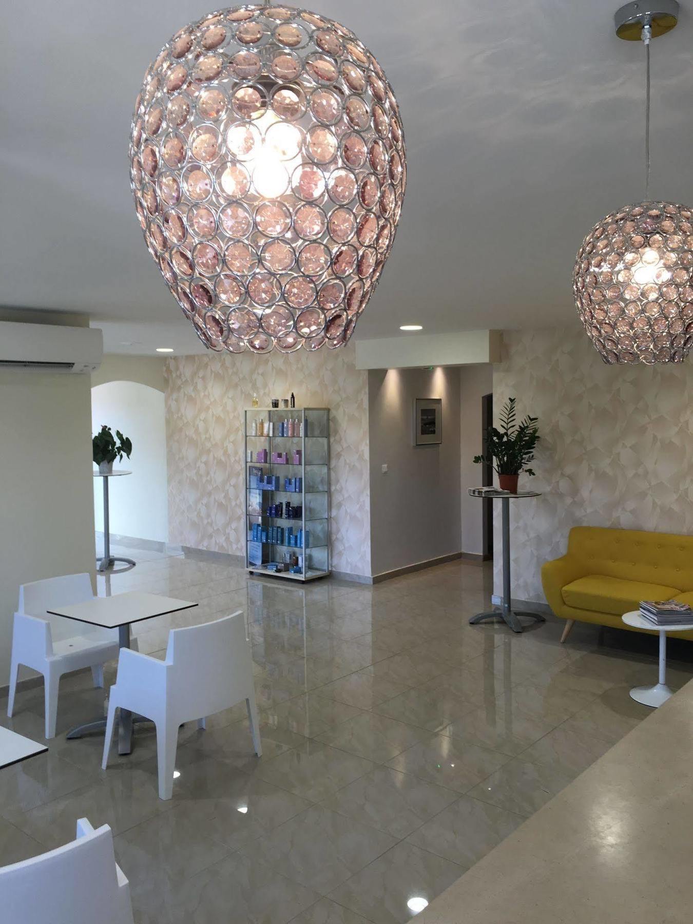 Appart'Hotel Et Chambres Essentiel Spa Arles Exterior photo