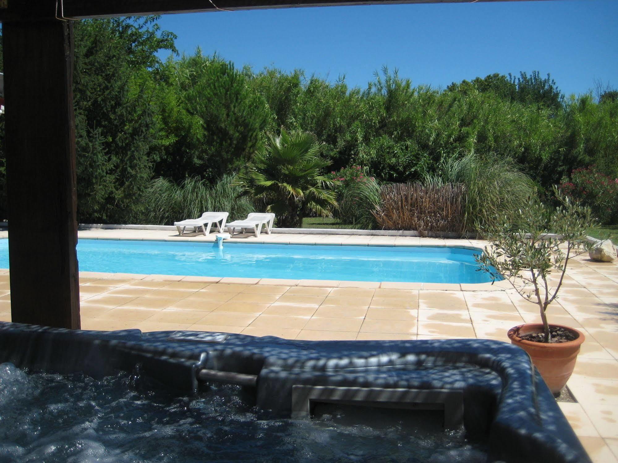 Appart'Hotel Et Chambres Essentiel Spa Arles Exterior photo